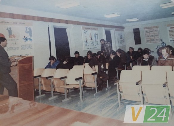 Вранішня лекція перед чоловіками, яким не пощастило дістатися додому після пиятики, Луцьк, 1980-ті