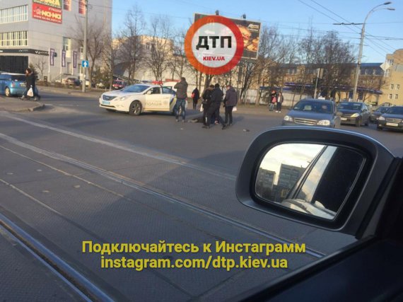 У Києві на вулиці Автозаводській водій мінікупера на швидкості збив пішохода