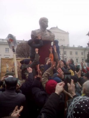 В Виннице возле установленного бюста Шевченко организовали круглосуточную охрану