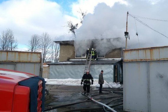 У Харкові спалахнула велика пожежа на одному з  приватних підприємств