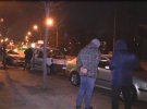 Затримані підозрюються в скоєнні ще трьох викрадень елітних транспортних засобів в Києві: двох автомобілів Toyota і Infiniti