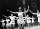 Участницы популярного в те времена союза "Вера и Красота" во время их участия в спортивно-хороводных танцах, 1940-е 