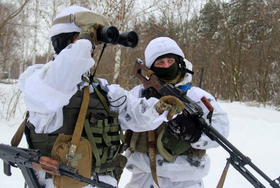 Показали фото с военных учений десантников на Донбассе