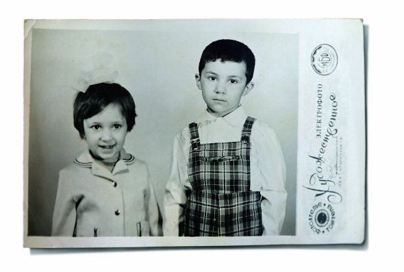 Юсуф Куркчі та його молодша сестра Лейля. Фото зроблене в узбецькому місті Бешарик у вересні 1976 року