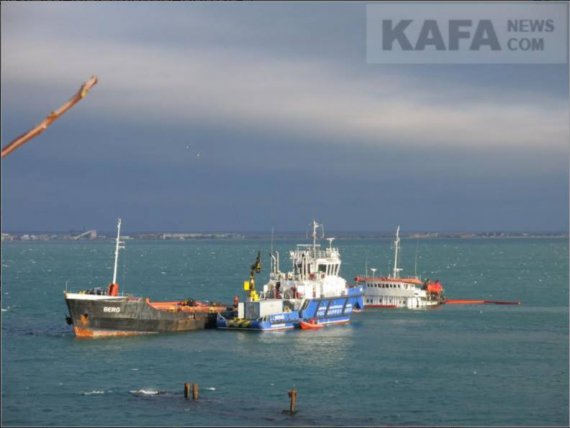 С сухогруза «Берг», который начал тонуть у берегов Феодосии, в течение 4 и 5 февраля откачивали топливо и машинное масло.