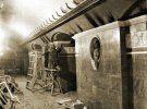 Робітники завершують будівельні роботи на станції метро Університет