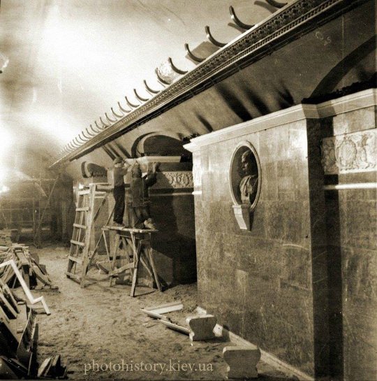 Робітники завершують будівельні роботи на станції метро Університет