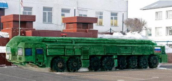 Российские заключенные слепили из снега ракетной комплекс "Тополь-М"