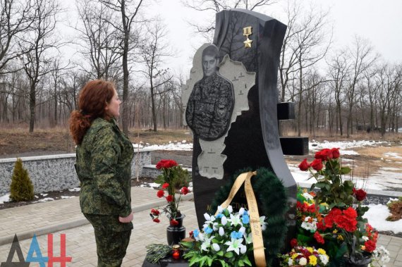 Террористы ДНР провели «мероприятие» в память убитого год назад командира подразделения боевиков «Сомали» Михаила Толстых, кличка «Гиви», на столичном кладбище «Донецкое море».