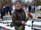 Террористы ДНР провели «мероприятие» в память убитого год назад командира подразделения боевиков «Сомали» Михаила Толстых, кличка «Гиви», на столичном кладбище «Донецкое море».