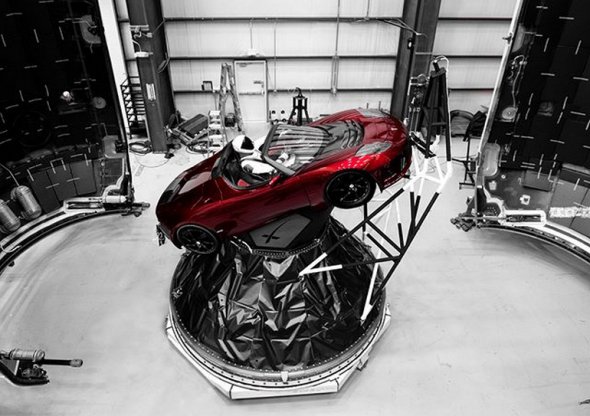 На борту ракеты - красный автомобиль Tesla Roadster.