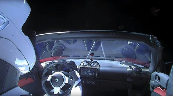 Автомобиль Tesla Roadster, за рулем которого сидит манекен Starman