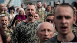 2016 рік, Василь Сліпак (у центрі) на столичному майдані Незалежності співає на похороні бойового побратима
