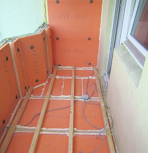 Перед тим, як покласти електричну теплу підлогу, бетонну плиту утеп­люють пінополістиролом завтовшки не менш як 10 сантиметрів. Його клеять до підлоги, шви заповнюють піною