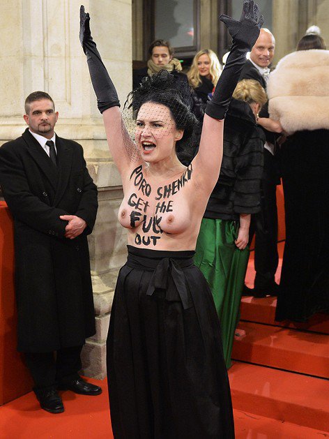 Активистка Femen обнажилась перед Порошенко