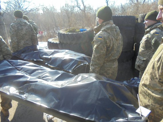 «Эвакуация 200» передала тела 4 погибших боевиков на временно неподконтрольную Украине территорию.