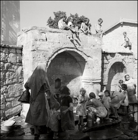 Фонтан в кримськотатарському селищі, 1943 рік