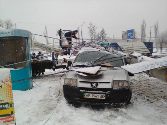В Виннице из-за сильного налипания снега упала электроопора на припаркованную в стороне машину