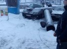 У Вінниці через сильне налипання снігу впала електроопора на припарковану обіч автівку. 