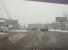 У Вінниці через сильне налипання снігу впала електроопора на припарковану обіч автівку. 