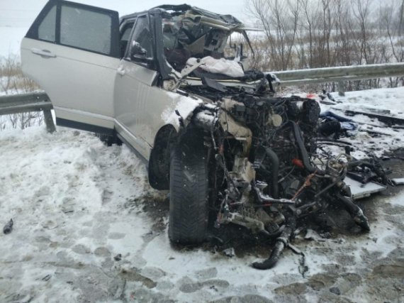 В Ровенской области в результате столкновения Land Rover и грузовика погибли два человека - мужчина и женщина