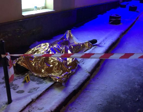 Камеры наблюдения сняли задержание и смерть 22-летнего парня во время ночного рейда полиции в салоне игровых автоматов в центре Львова.