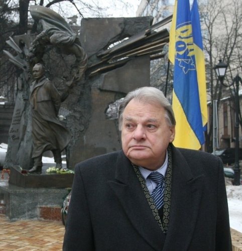 Після загибелі В'ячеслава Чорновола Удовенко очолив "Народний Рух України"