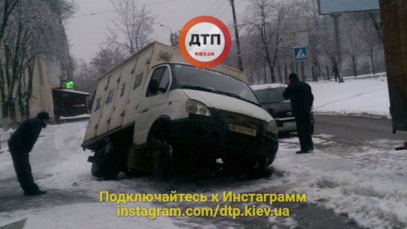Асфальт не выдержал веса хлебовоза в Киеве