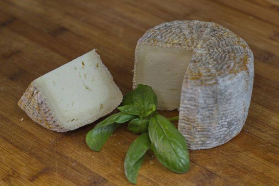На сыроварни семьи Блонских изготавливают 8 видов твердых сортов сыра