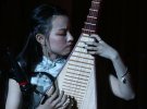 Игра на китайском народном струнном инструменте - пипи