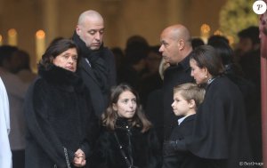 Франсуаза Бернахон, ее сын Филипп Бернахон, внуки и Жером Бокюз во время похорон Поля Бокюза в соборе Сен-Жан в Лионе. 26 января 2018