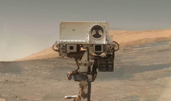 Селфи Curiosity сделаное 23 января 2018 года на Марсе. Изображение сшитое из серии панорамных изображений; небо искусственно растянутое