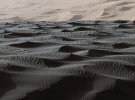 Марсианские песчаные дюны вдвое больше чем встречаются на земле. Панорамная камера Curiosity сняла их 13 декабря 2015 в ходе 1192-го дня работы аппарата на Марсе. Место расположения является частью подножия горы Шарп с северо-западной стороны