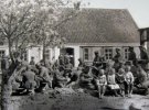 Немецкие солдаты отдыхают возле полевой кухни в немецком поселении Александерфелд. Сегодня это село Верховина (Мелитопольский район Запорожской области)