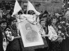 Демонстрація у Києві в березні 1918 року на підтримку української державності та Берестейського миру. Фото, зроблене німецьким кореспондентом, із колекції Імперського воєнного музею Лондона 