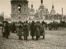 Немецкие военные перед Софийским собором весной 1918 года