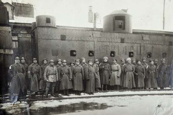 Бронепоезд «Сечевой Стрелец» - бронепоезд вооруженных сил УНР, комендант бронепоезда сотник Иванив.