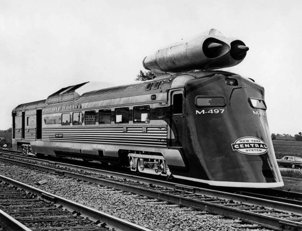Реактивный поезд «Черный Жук» установил рекорд скорости - 295 км/ч, который оставался непобитым течение 40 лет.