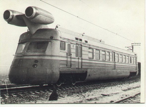 В Советском союзе реактивный поезд разработали на базе локомотива ЭР22 с двумя турбинами от самолета Як-40.