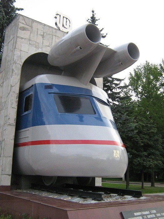 С передней части поезда сделали стелу перед входом в Калининский вагоностроительный завод