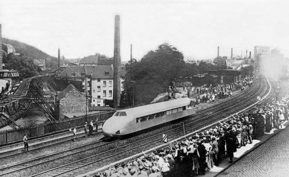 В 1931 году Schienenzeppelin установил рекорд скорости на железнодорожных путях в 225 км/ч