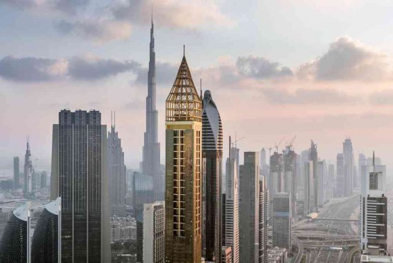 Окрашенные в золотой цвет 75-этажный Gevora Hotel в столице ОАЭ является самым высоким отелем в мире