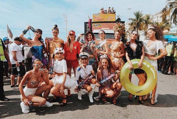 Дівчина разом з друзями відвідала щорічний традиційний карнавал в Ріо