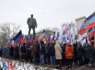 Захарченко со свитой проводил митинг в центре Донецка.