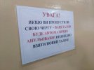 Терминал электронной очереди выдает талоны, а на мониторе отображается состояние очереди