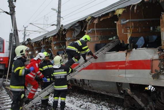 В результате столкновения двух поездов пострадали 22 человека и одна женщина умерла