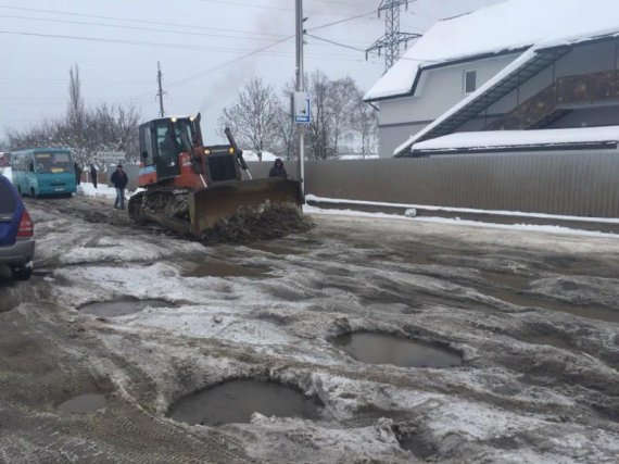 На дороге Дрогобыч-Самбор на Львовщине начали ремонтные работы с тяжелой техникой.