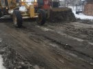 На дорозі Дрогобич-Самбір на Львівщині розпочали ремонтні роботи із важкою технікою.