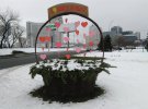 Коммунальщики украшают город романтическими инсталляциями