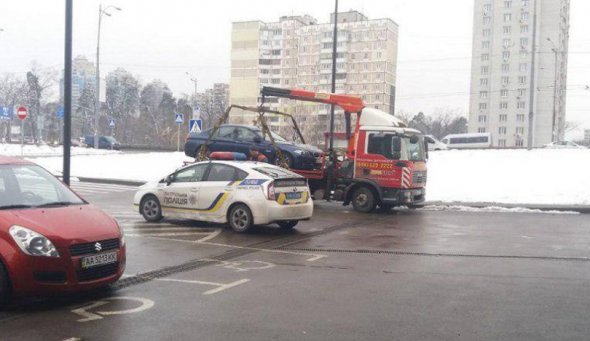 У Святошинському районі евакуюють авто "героя парковки"